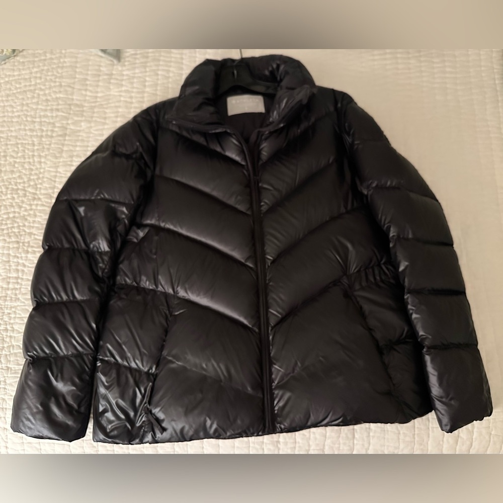 Athleta Black Puffer Jacket. Zip front and zip side pockets. Lightweight;warm.